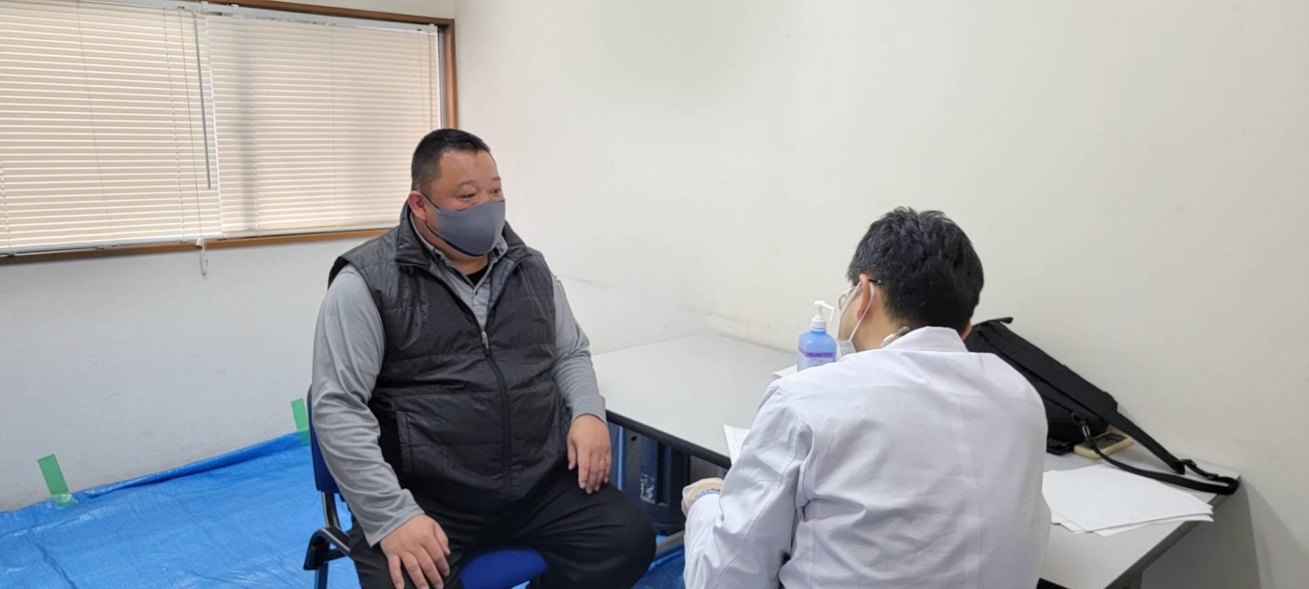 社内にて年二回健康診断実施しております。産業医さんに来て頂いています。