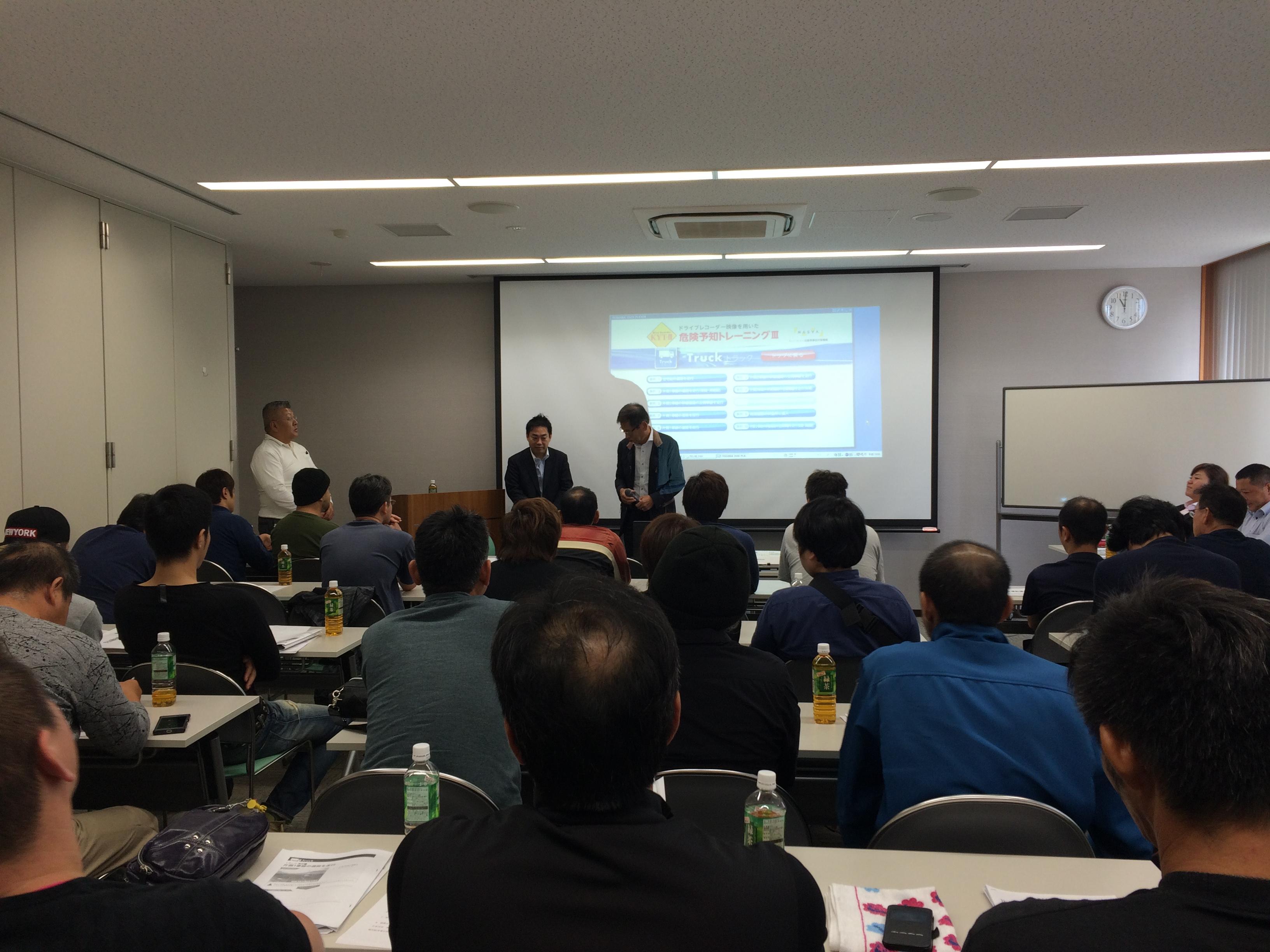 安全講習会の様子です。安全運転にたいしての表彰式もあります。