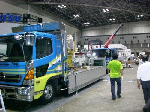 国際展示会場搬入、搬出

振動に敏感な精密機械・精密機器・精密ロボットもエアサス車で安心・安全輸送！
振動の少ない総輪エアサス４トン平ボデー車両にて、精密機械の搬入、搬出も承ります。