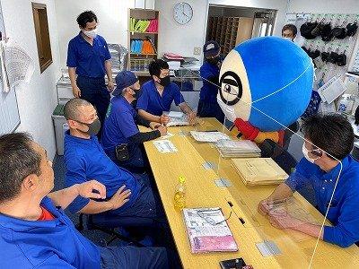 あなたの成長を応援！

「普通免許しか持っていない…」という方もご安心ください。
中型自動車を運転するための免許をお持ちでない社員のために、
免許取得にかかる費用を会社でサポートしています。
（※規定あり）
一人前のドライバーになれるまで、
会社として全面的にバックアップします！
分からないことがあれば、
すぐに先輩がフォローしますのでご安心ください。
