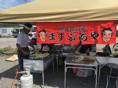 社内イベント多数！モチベーション高く働ける！

社員1人ひとりがモチベーション高く仕事に臨めるよう、イベントを多数ご用意しています。
（※コロナ禍で現在開催していないイベントもございます）

■優秀社員表彰／永年勤続表彰
半年に1度、優秀ドライバー、優秀社員への表彰を行っています。

■新年会／バーベキュー
早食い競争、豪華景品のビンゴ大会やじゃんけん大会、
バーベキューなど毎年盛り上がっています。
全社員が集まり、社員同士の親睦を深めています。

■誕生日には素敵なプレゼント
全ての社員の誕生日には、社長からのバースデーカードとプレゼント、
クリスマスにはクリスマスケーキ、お子さまのいる社員にはお菓子のプレゼントなど
お祝い事の際は会社全体でお祝いをさせていただいています。