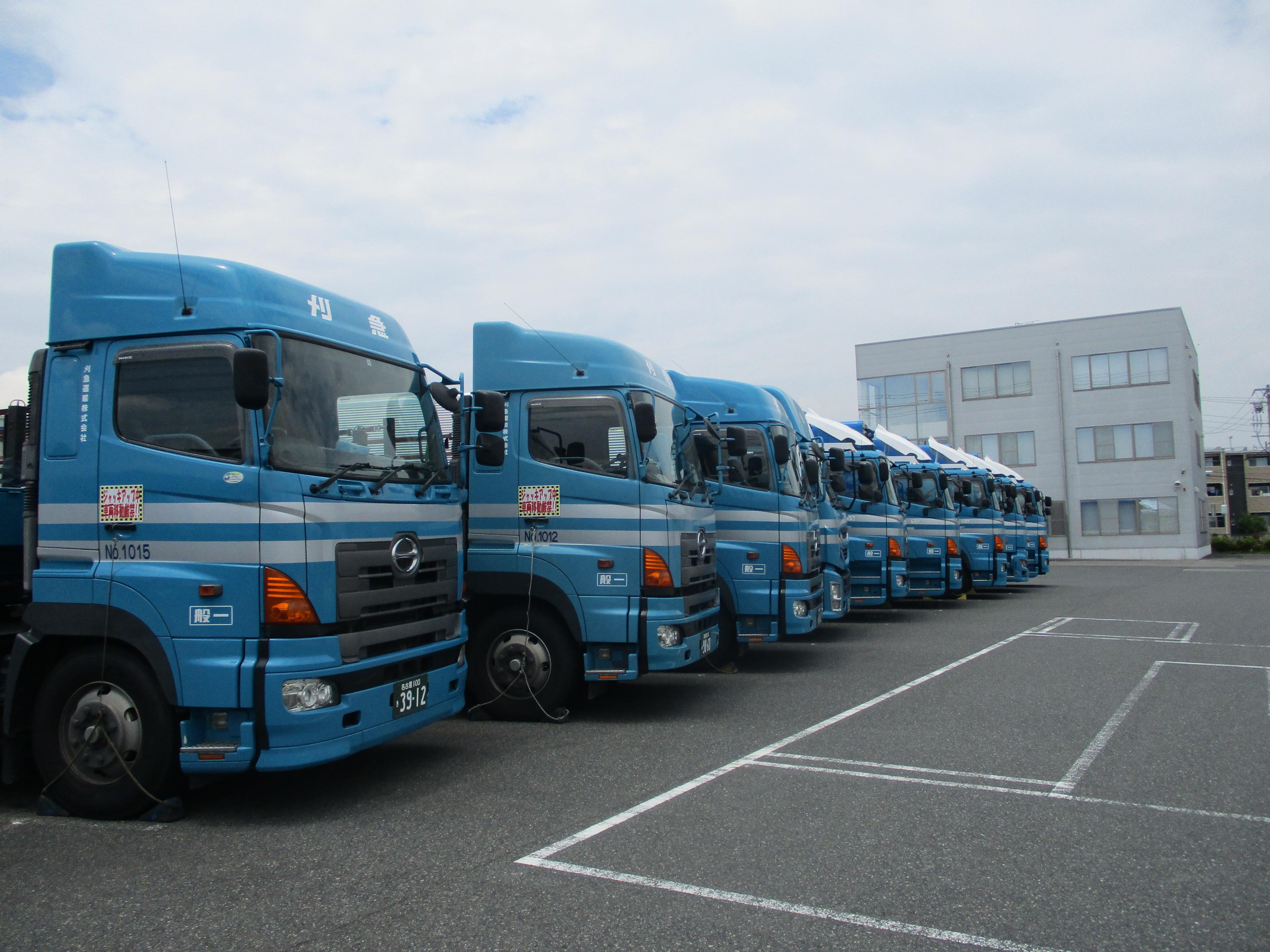 自動車部品定期便の大型トラック運転手