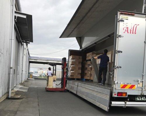 荷卸し中です。

荷物の積み降ろしは、パレット・カーゴがメインです。
女性ドライバーも活躍中です！