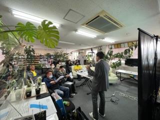 セミナーの風景と事務所の植物が沢山