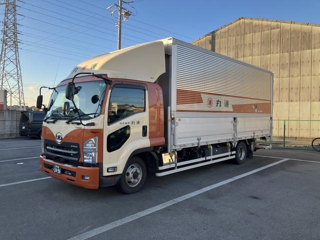 雑貨配送の中型トラックドライバー