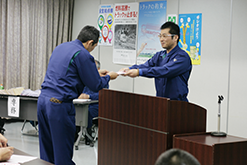 １年、２年、3年の無事故・無違反者表彰制度があります。
表彰者には賞金を支給します。
また、１年間無欠勤で頑張った社員の表彰制度もあり、こちらも賞金を支給します。