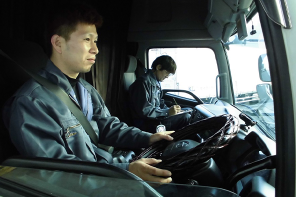 現場研修として、先輩ドライバーの助手席に横乗りをします。
車両・設備の操作方法や運行ルート、納品ルールなどを覚えてもらいます。