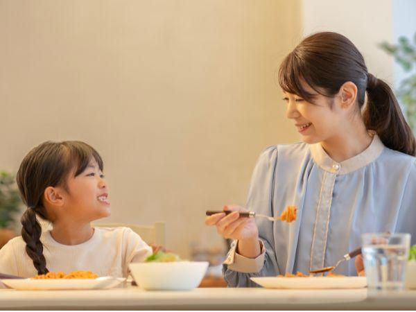 「常温」「冷蔵」「冷凍」の3温度帯の一括物流を通して、地域のさまざまな店舗や施設に多種多様な食材・資材をお届けしています。