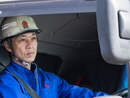 Q：日本運輸に入社した理由
A：以前から運送業に興味がありました。そこで長年日本運輸に勤務していた友人からの紹介で魅力を感じ、入社したいという思いが強くなったためです。

Q：今取り組んでいる仕事
A：完成車をトラックに積み込み、港や納整センター・販売店に向けて運行します。乗務職は慣れてきたとき、仕事に集中していないときにミスが起こりやすいので、常に自分自身の1日のスケジュールを確認し、集中力を切らさずに運行することを心掛けています。