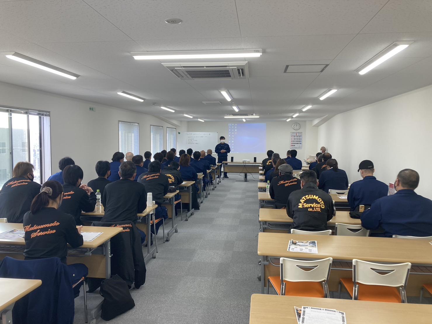 年に一度は全社員で安全講習会を開催
事故を防ぐには・・・など勉強します。

同時期には本社にて巡回健康診断も受診します。
体調管理もばっちり！