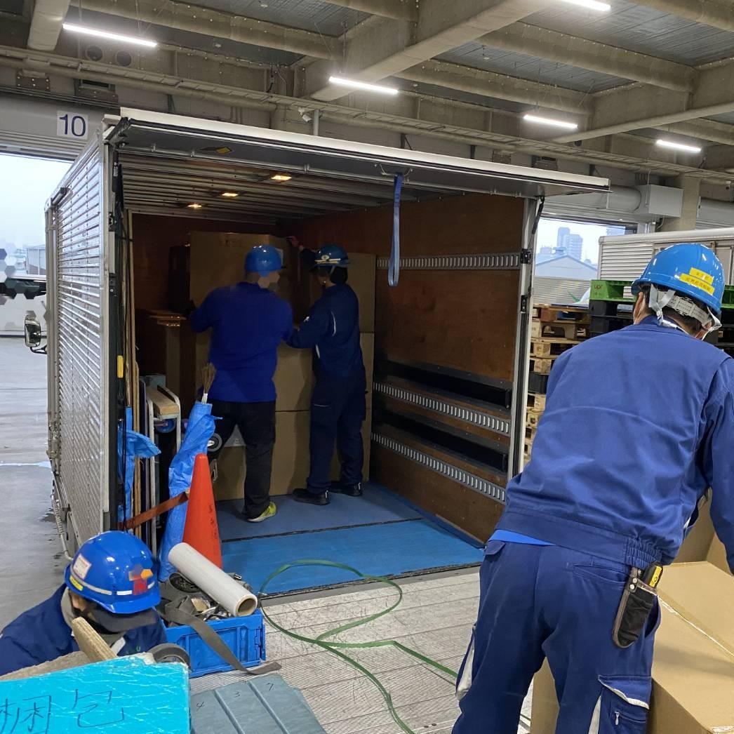 先輩社員や配送先の作業員の方と一緒に作業をします！