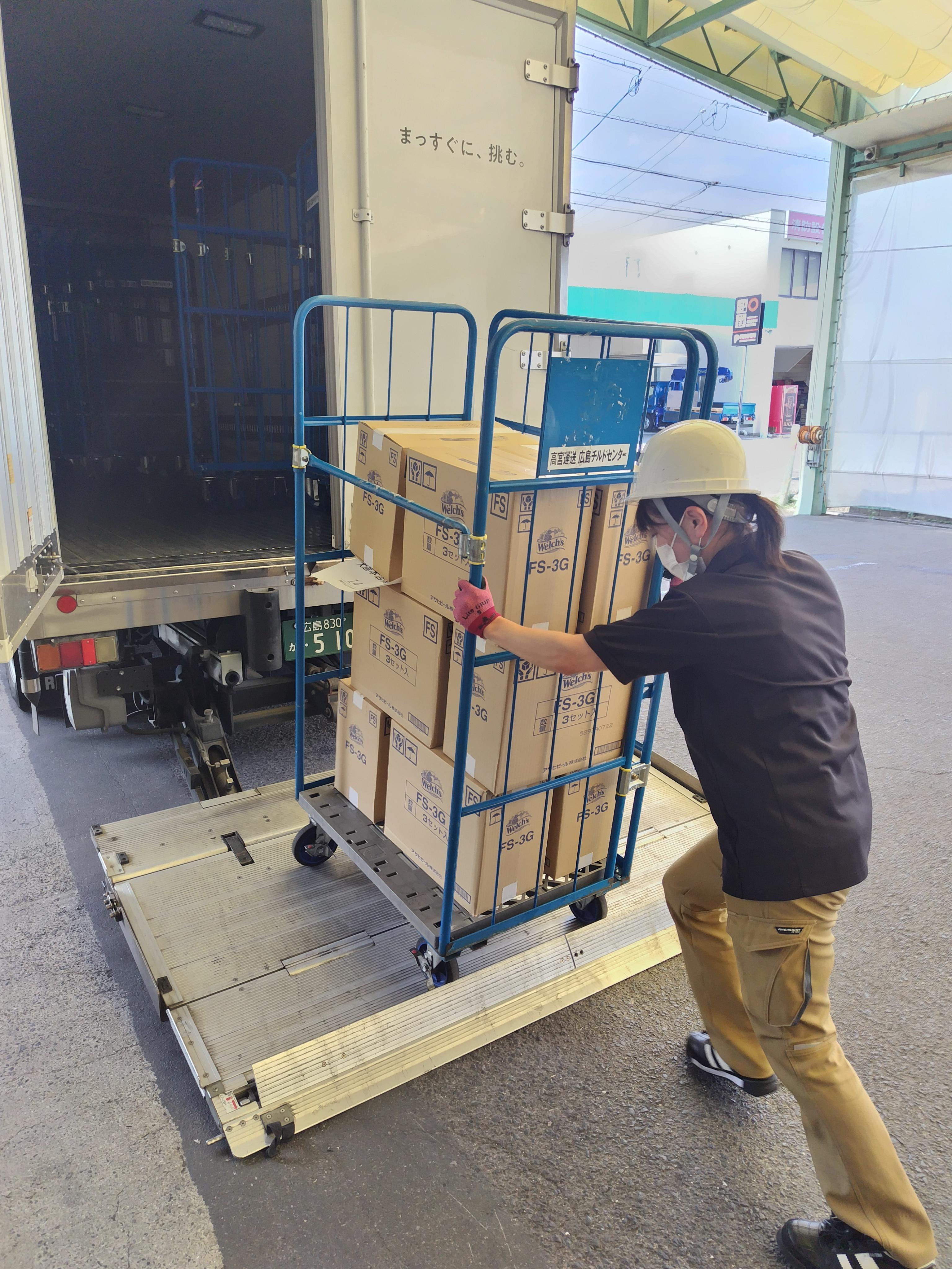 全車パワーゲート付き。
カゴ台車活用で荷積み荷下ろしの負担は少ないです。