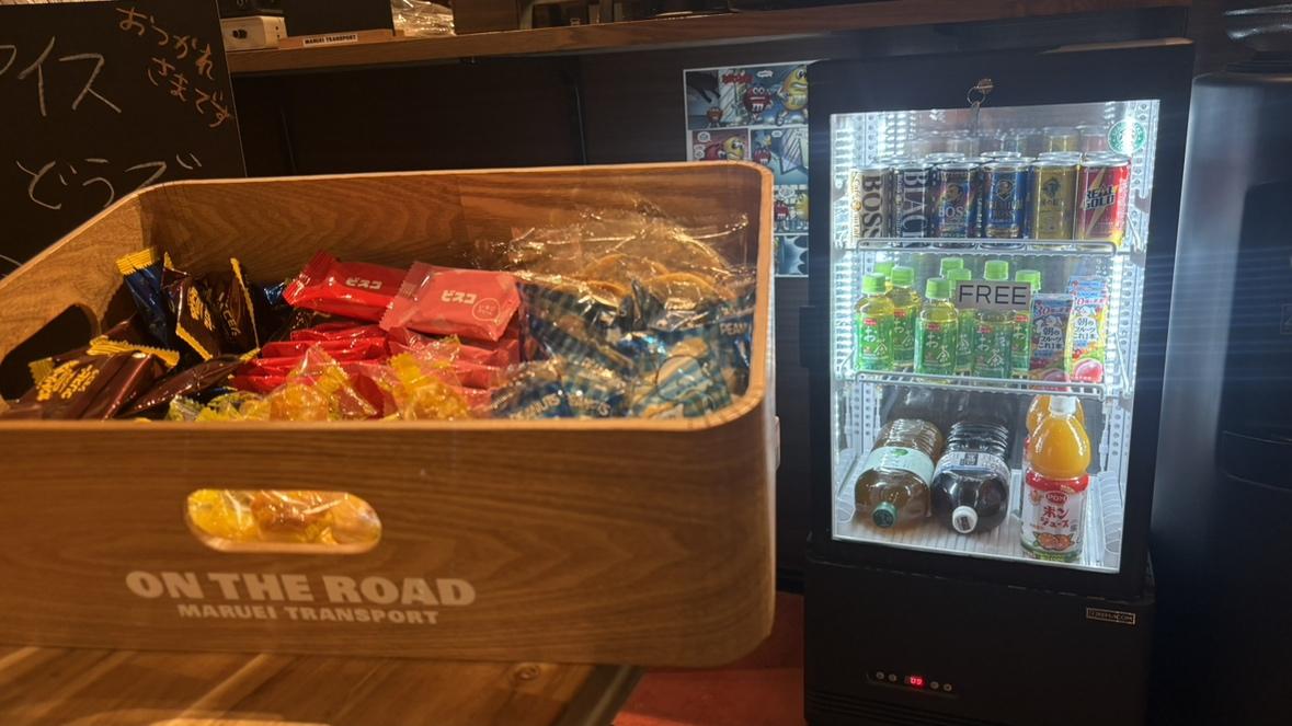 休憩室においてある無料のお菓子とジュースです。
帰社後お菓子を食べながらドライバーさんが談笑している光景をよく目にします。