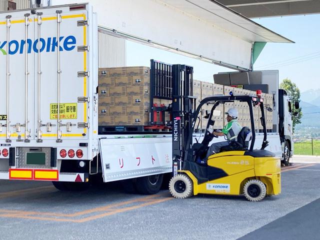 倉庫でのフォークリフト作業スタッフ