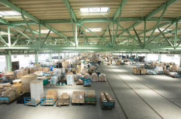 日勤の倉庫作業スタッフ