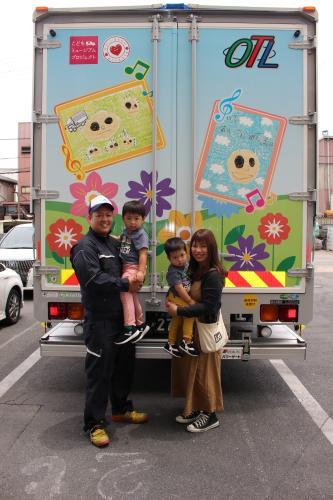 乗務員とそのご家族
担当車両に、お子さまが描いた絵をラッピング