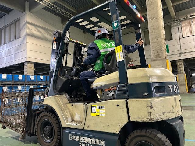 倉庫作業スタッフ