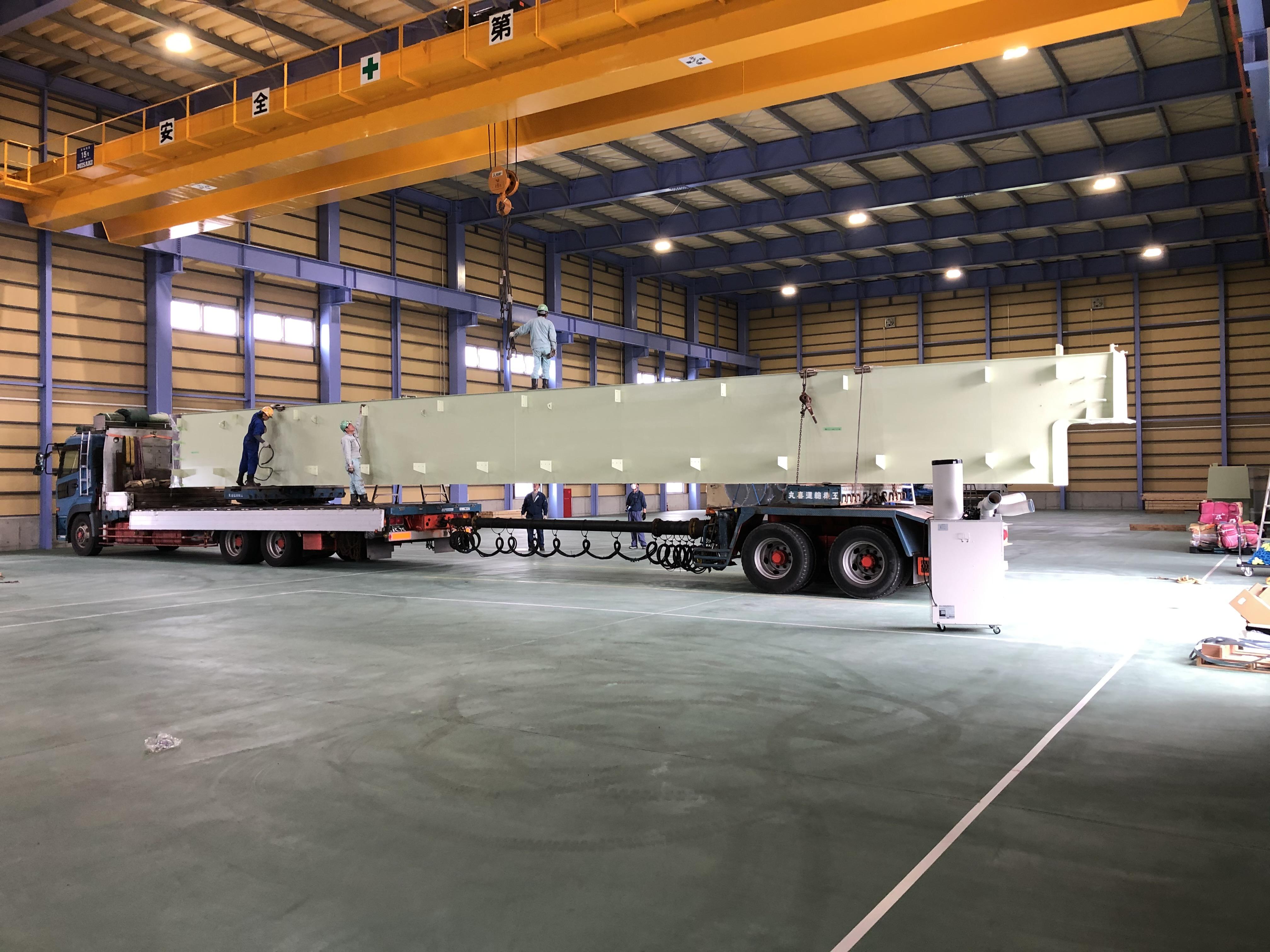 倉庫作業員　（クレーンを使うので力仕事はありません）