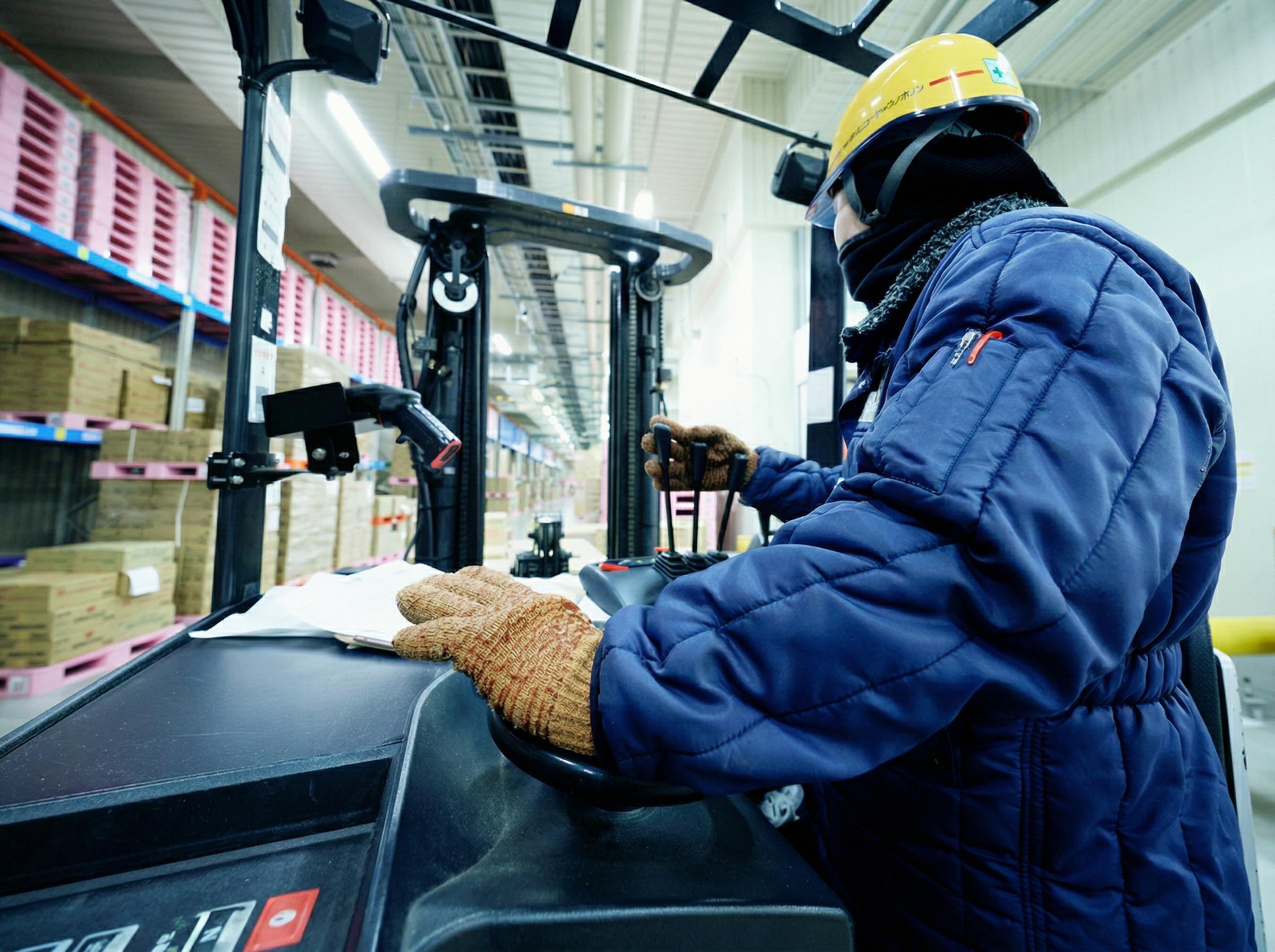フォークリフト作業スタッフ