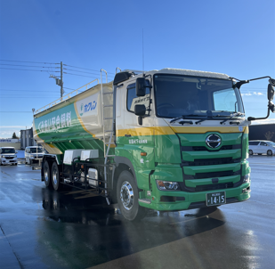 飼料配送の大型ドライバー