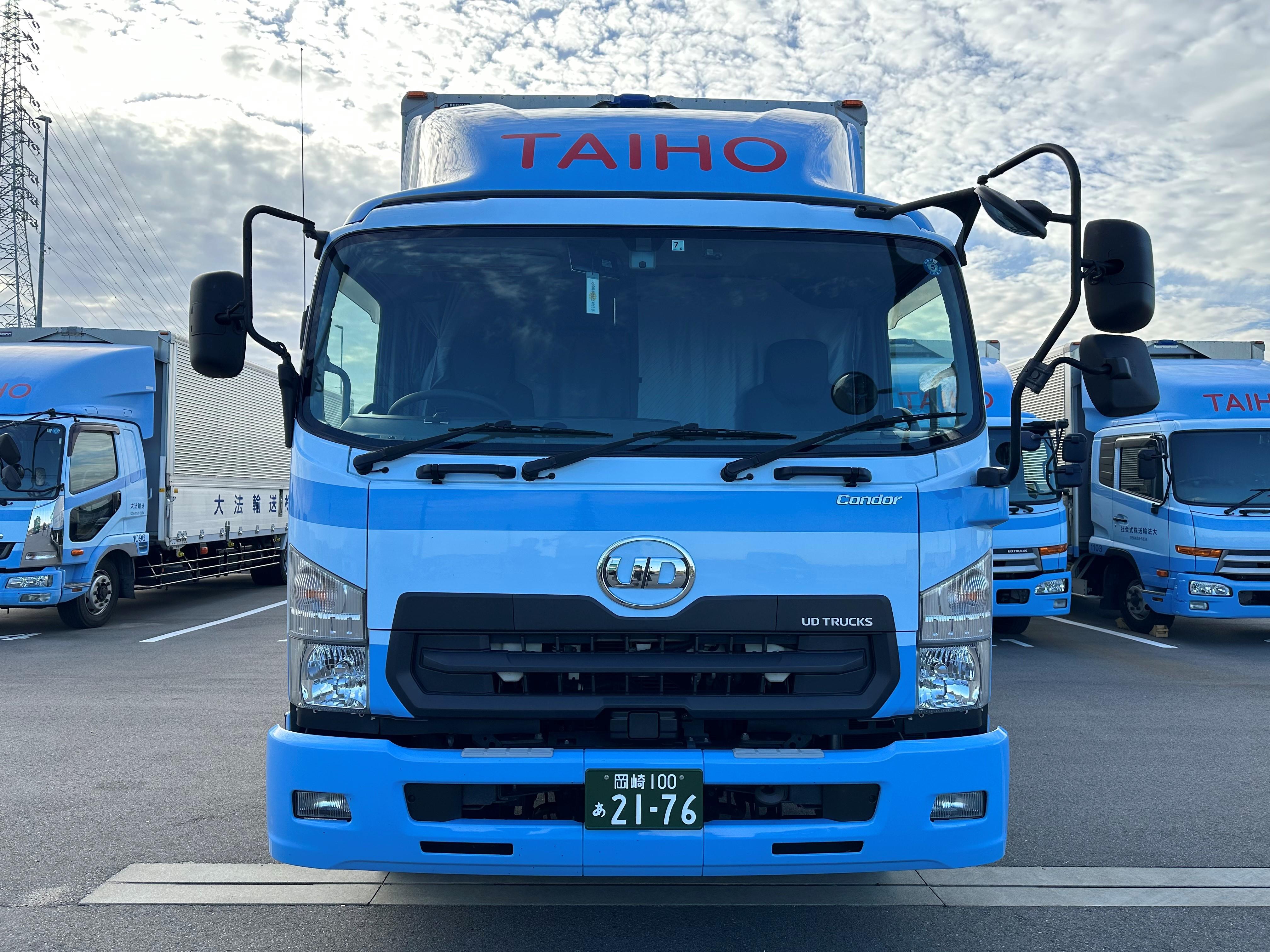 4t車の正面写真