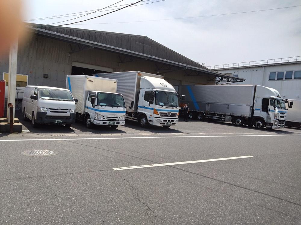 当社の車両と営業所の外観です。