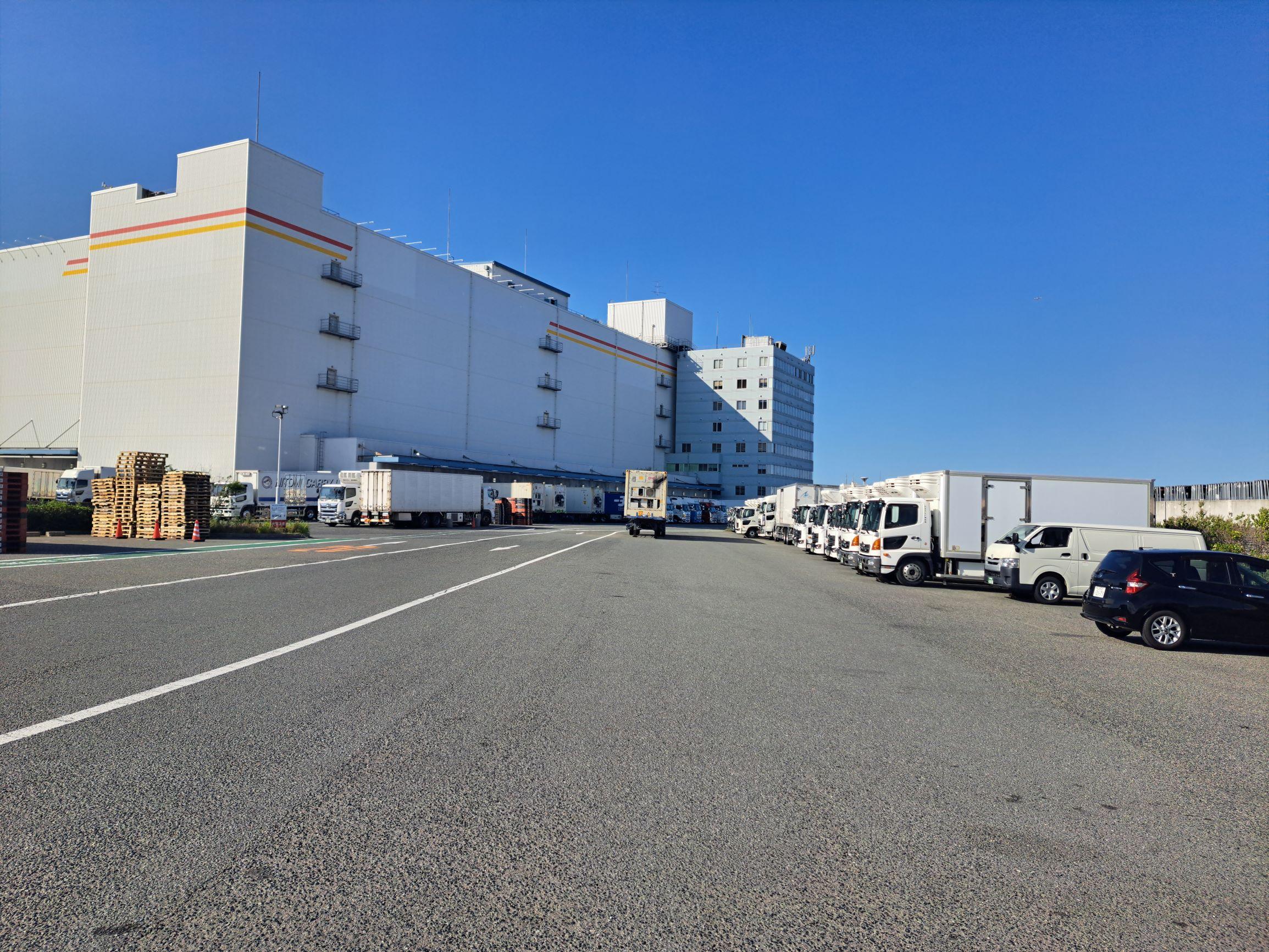 事業所がある日本物流センター㈱の
外観です。
